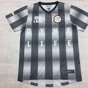 DYNE ダイン × LE Ballon FC サッカー LBFC コラボ バーニーズニューヨーク取扱 半袖ユニフォームTシャツ メンズ Lグレーの画像1