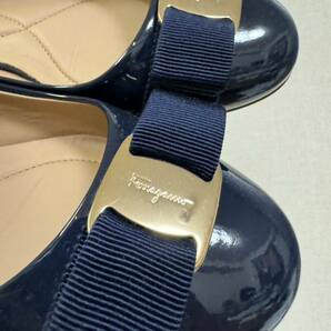 美品 Salvatore Ferragamo フェラガモ VARINA リボンパンプス パテントレザー UK6C ブルーの画像6