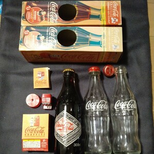 コカ・コーラ　コレクター向け　300ｍｌ瓶　二本（250ｍｌ）は復刻ボトル　海洋堂フィギュア1個