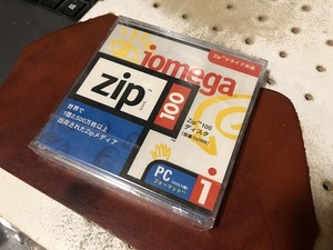 新品未開封 アイオメガ Zip DISK 100メガ DOS/Vフォーマット フォーマットすればMacでも使えます(XM240202)