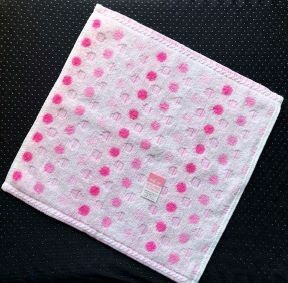 【新品・タグ付】サプレモ60高吸水糸使用　ピンク色濃淡ドット柄ハンドタオル　タオルハンカチ