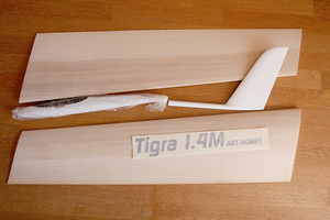無尾翼グライダー　Arthobby Tigra 1.4m　組み立てキット