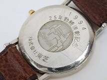 2402-556 オメガ クオーツ 腕時計 OMEGA デビル 日付 金色文字盤 コンビカラーケース 背面記念刻印有り_画像6