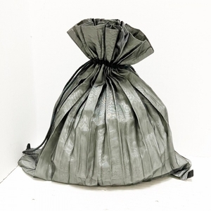 イッセイミヤケ ISSEYMIYAKE ショルダーバッグ - 化学繊維 黒×グレー プリーツ/2way/巾着型 バッグ