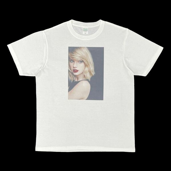 新品 Taylor Swift テイラースウィフト 赤リップ 洋楽カントリーポップ グラミーアーティスト テラスハウス Tシャツ オーバーサイズ XL(LL)