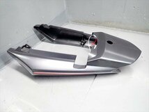 βFA29-4 ヤマハ YBR125 LBPPCJLM キャブ車 (H27年式) 純正 リアカウル シートカウル テールカバー 破損有り！_画像3