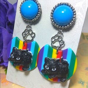 カラフルプレート黒猫さん　ハンドメイド　イヤリング　ピアス