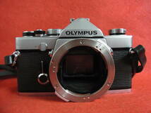 K38/一眼レフカメラ シャッター確認済み OLYMPUS OM-1 レンズ OM-SYSTEM ZUIKO AUTO-ZOOM 1:4 f=75~150mm 他多数出品中_画像2