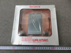 M【2-26】□21 電気店在庫品 SONY ソニー ウォークマン ポータブルラジオ AM/FMステレオレシーバー SRF-80 元箱付き 未使用長期保管品