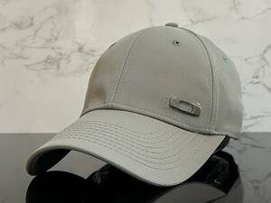 【未使用品】65D 上品★OAKLEYオークリー キャップ 帽子 CAP 上品で高級感のあるグレーの伸縮素材にメタル製ロゴ《伸縮前56㎝～58㎝位迄》