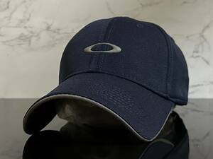 【未使用品】43B 上品★OAKLEY オークリー キャップ 帽子 CAP 上品で高級感のあるネイビーの伸縮素材にグレーロゴ《伸縮前57㎝-61㎝位迄》