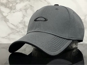 【未使用品】6E クール★OAKLEY オークリー キャップ 帽子 CAP クールなグレーの伸縮素材にブラックロゴ！《SIZE 伸縮前61㎝～63㎝位迄》