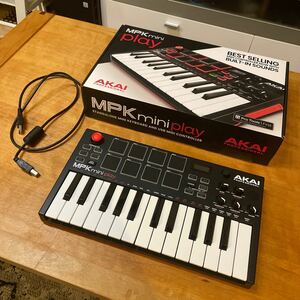 Akai Professional スタンドアローンMIDIキーボードコントローラー 【内蔵音源、電池駆動、スピーカー搭載】 MPK Mini Pla