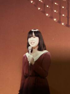 【2枚セット】岩崎宏美　写真2枚(当時物) 赤×白　昭和タレント　昭和歌手
