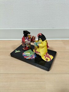 折り紙で遊ぶ女の子　日本人形　着物　和紙　コレクション　和風置き物