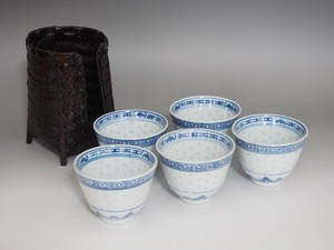 A2193 唐物 青華蛍手 煎茶碗 5客揃 碗籠付 ☆ 中国茶器 煎茶器 煎茶道具 小茶碗 湯呑 湯飲 酒器 猪口 青花 透彫 蛍焼 磁器 美品 良品 無傷