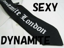 【特集 ナロータイ 】NA 628 セクシーダイナマイト SEXY DYNAMITE LONDON 黒系 ロゴ絵柄 プリント_画像1