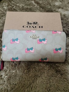 【1スタ】C-258 新品未使用 COACH ラウンドファスナーウォレット いちご柄