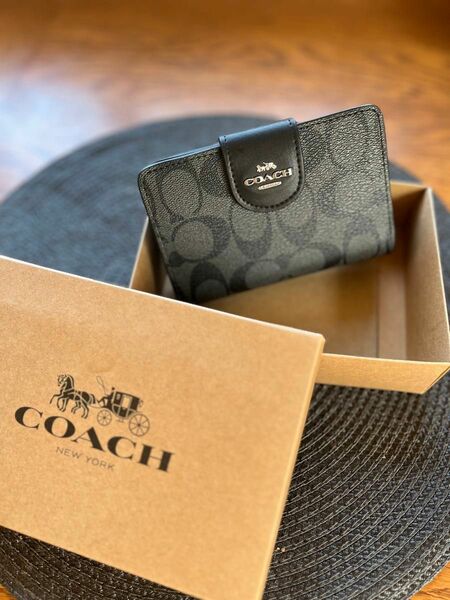 COACH 二つ折り財布【超美品】　箱、紙袋付き