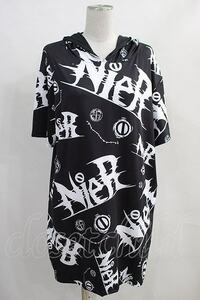 NieR Clothing / 総柄半袖プルパーカー 黒 H-24-02-08-042-PU-TO-KB-ZT186