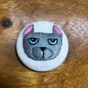 ハンドメイド くるみボタン 刺繍ブローチ ロシアンブルー