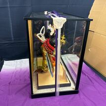 ◆中古 日本人形 兜差 翠月作 着物 五月人形 コレクション ガラスケース付 置物 飾り 和風 インテリア 昭和レトロ 145-86_画像8