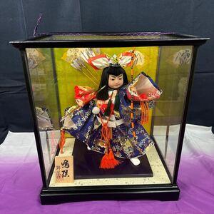 Art hand Auction ◆中古 日本人形 鳴弦 錦凰作 弓 五月人形 着物 コレクション ガラスケース付 置物 飾り 和風 インテリア 昭和レトロ 145-88, 人形, キャラクタードール, 日本人形, その他