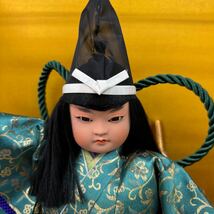 ◆中古 日本人形 極上 兜曵 春光作 五月人形 兜 着物 コレクション ガラスケース付 置物 飾り 和風 インテリア 昭和レトロ 145-94_画像4