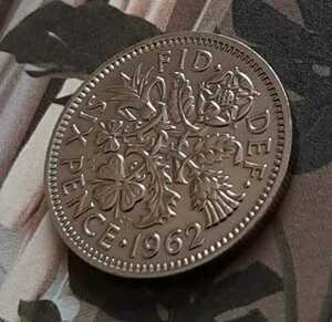 幸せのシックスペンス イギリス ラッキー6ペンス 英国コイン 美品です 本物 19.5mm 2.8gram クィーンのブライアンがギターピック