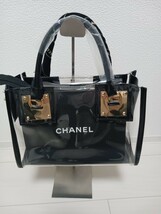 シャネル CHANEL ショップ袋、2023年クリスマス限定リボン、チャーム、カメリア付き新品クリアバッグ_画像3