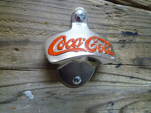 ★アメリカンダイナーを演出！Coca-Cola（コカコーラ）ボトルオープナー（壁掛けタイプ）栓抜き コカ・コーラ ビール ビア バー お酒