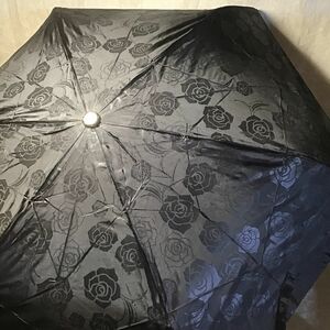 軽量 黒薔薇 地模様 エンボス柄 三つ折り 折りたたみ傘 裏シルバー 晴雨兼用 手開き式 