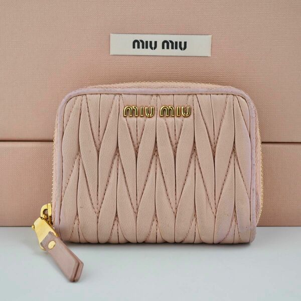 【美品】miumiu マテラッセ レザー　ラウンドファスナー　肉厚