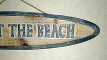 [m12904y z] 「AT THE BEACH」サーフボード型 木彫り看板　約59cm_画像3
