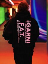 送無 美品 GARNI ガルニ × FAT エフエーティー 22AW 限定コラボ INSCRIBE バックプリント 裏起毛 オーバーサイズ スウェット パーカー_画像3