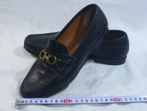 美品 Salvatore Ferragamo フェラガモ イタリア製 レザー ブラック 7 １/２ C(24.5)　中古　現状_画像4