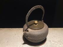 ■時代　砲口　鉄瓶　忠三郎手■煎茶　急須 湯沸かし 鉄壺 鉄器 金属工芸 茶道具 時代物 古美術_画像2