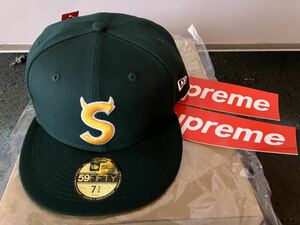 新品 Supreme S Logo New Era 7 3/4 グリーン 緑 BOX LOGO シュプリーム ボックスロゴ ニューエラ Tシャツ パーカー スウェット