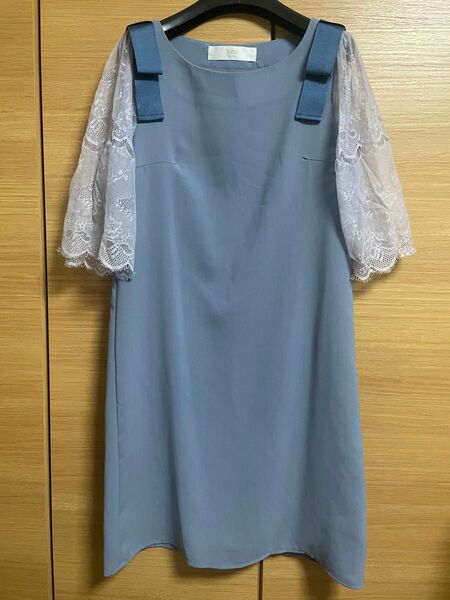 【tocco closet】ブルーワンピース 袖レース 肩リボン付き