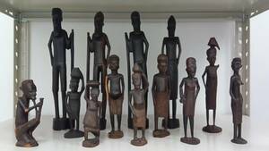 766　アフリカ 木彫り　人形1３点　オブジェ 置物 雑貨 インテリア　（高さ　約15ｃｍ～35ｃｍ）　現状品