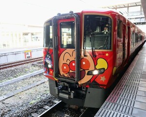 ★[1-3685]鉄道写真:JR 2700系(赤いアンパンマン列車)★Lサイズ