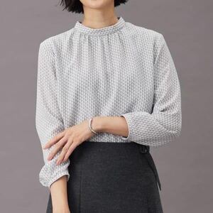 【J.PRESS LADIES】幾何プリント カットソー 9号（白系Mサイズ(533）ブラウス シャツ ジェイプレス レディス 新品