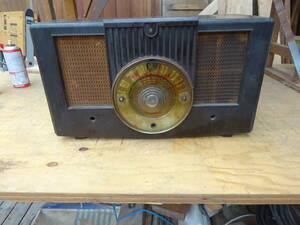 古い「ラジオの箱」と「スピーカー」