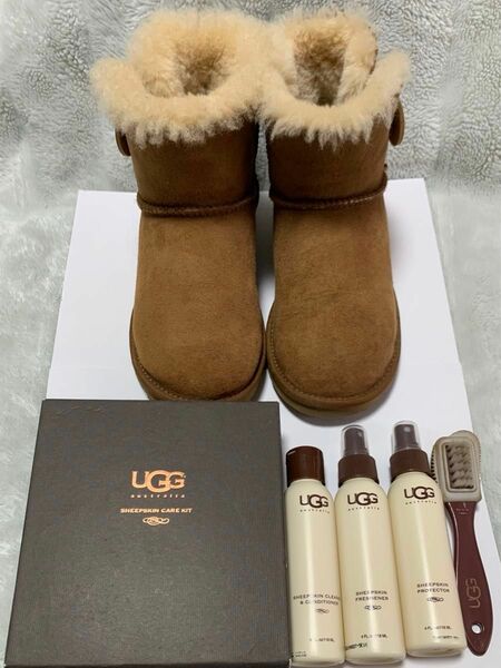 本物のUGGボタンブーツ24cmとUGGクリーニングキット。 