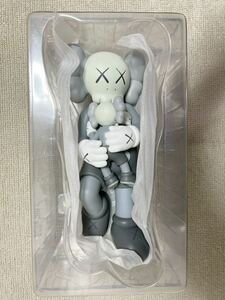 海外限定 日本未発売 美品 KAWS:HOLIDAY SINGAPORE GRAY BE@RBRICK ベアブリック 