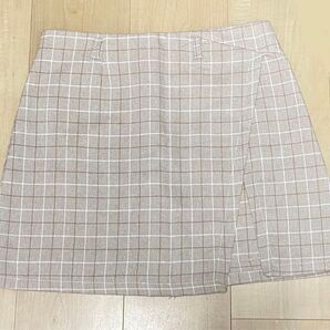 バックジッパーで浅いスリットの入ったミニスカート。ベルト通しもあり裏地はズボンタイプなので安心です。汚れもなく新品同様の見た目です