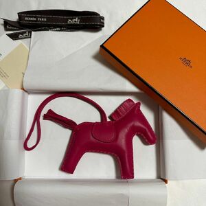 新品 エルメス HERMES ロデオ ペガサス チャーム ローズメキシコ MM