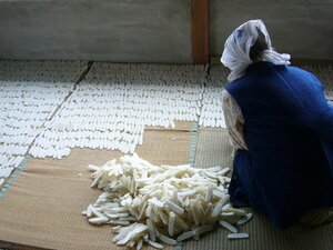  could do *93 -years old (^0_0^) origin .... Chan rice field . kaki-mochi * enough 500g* complete handmade no addition rice cracker nature dry . kaki-mochi rice 100%