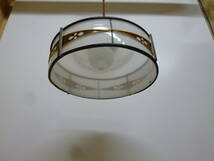 【7303】昭和レトロ　乳白色　ガラスシェード　飾り枠付き　吊り下げ照明　直径約20ｃｍ　40Wシリカ電球(新品)付き_画像4