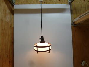 【7308】昭和レトロ　乳白色　ガラスシェード　竹枠付き　吊り下げ照明　直径約20ｃｍ　40Wシリカ電球(新品)付き